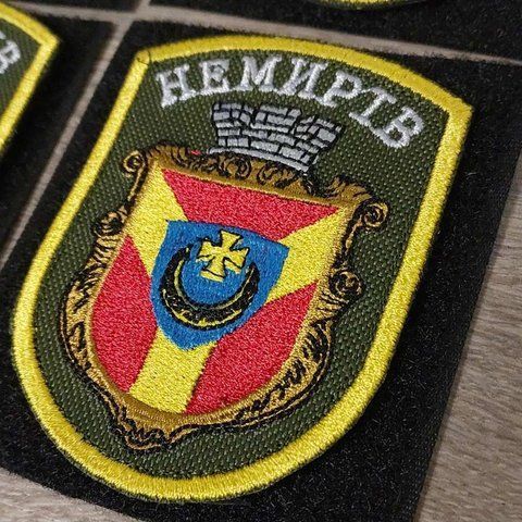 Шеврон Немирів кольоровий на оливі 12.1104 &mdash; шеврон на липучці від VILNI